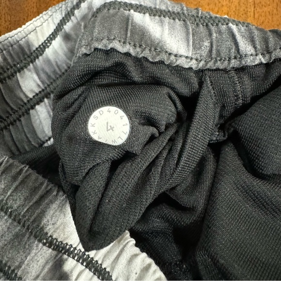 Lululemon Seek The Heat Shorts Size 4 - Picture 5 of 5